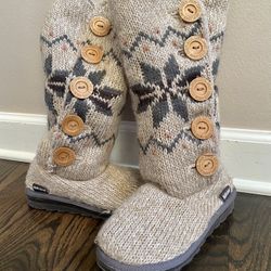 Women’s slipper boots (size 6)