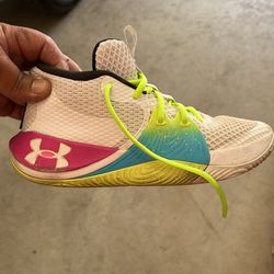 Under armor ‘Em bib Only wore in a Gym Men’s seven women’s 8.5