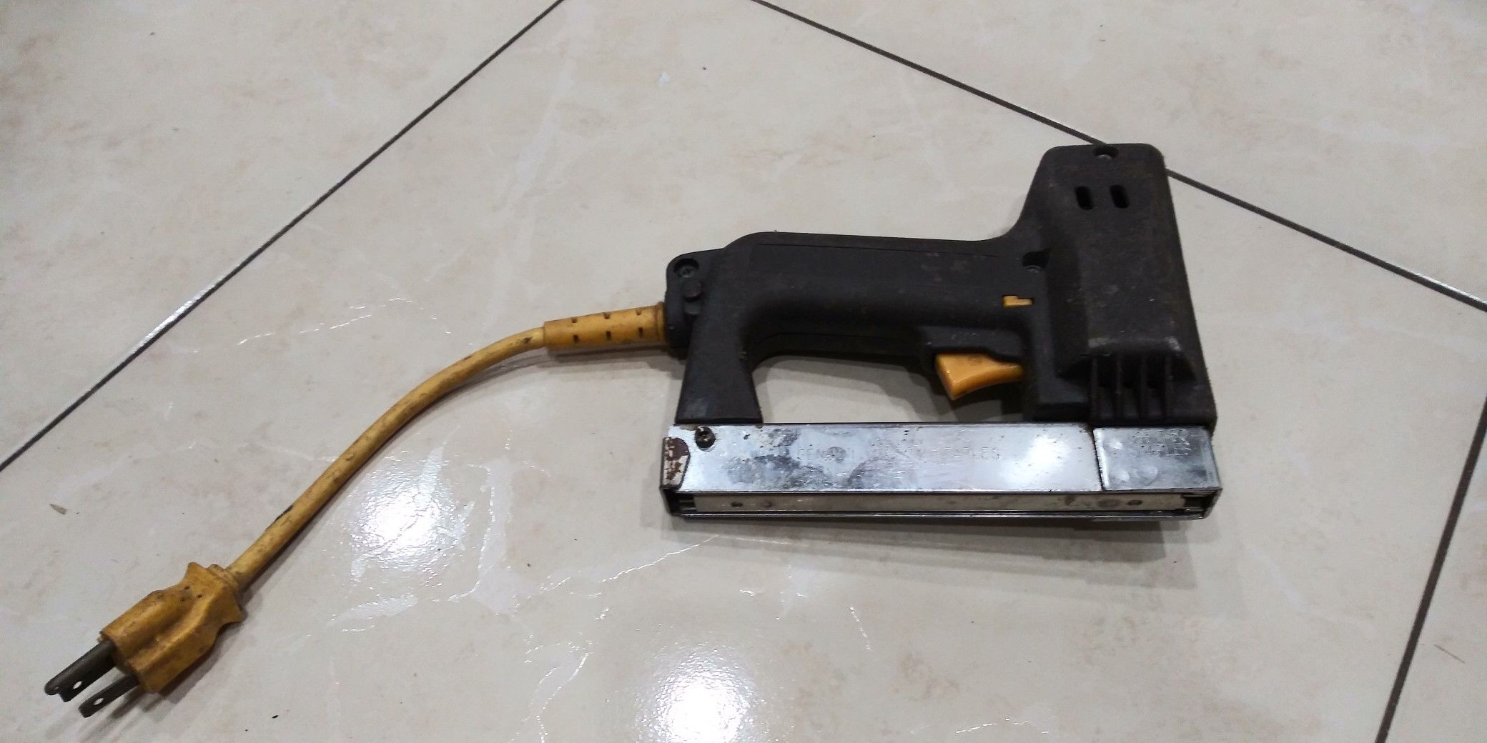 Staples. Gun