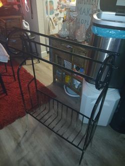 Blk quilt/ towel rack