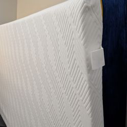 PURPLE MATTRESS QUEEN • MEMORY FOAM  //  LIKE NEW