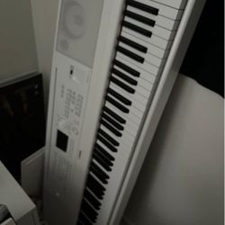 Yamaha DGX 670 Keyboard