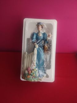 Avon 2009 President club award figure