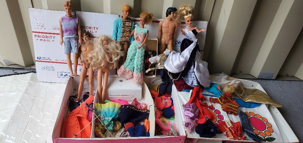 lot of 1968 vintage Barbie matell dolls with world  box