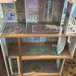 Large dollhouse Free
