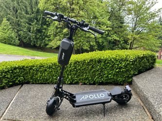 Apollo Ghost Dual Motor Scooter W / Accessories