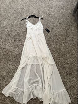 New w/tags Women’s Guess white dress