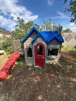Little tikes large play house with slide 🏡