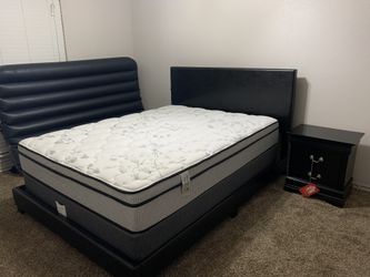 Cliente feliz con su nueva cama, colchón, box y buró. Aprovecha este precio de promoción por precio limitado.