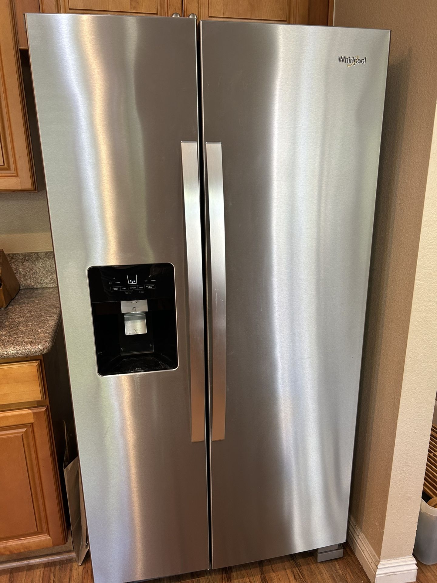 Whirlpool side-by-side Refrigerator - Excellent Condition!