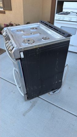 🔥 LG Gas Stove – 5 Burners 🔥  Selling an LG stainless steel gas range with 5 burners, a large oven, digital display, and convection feature.