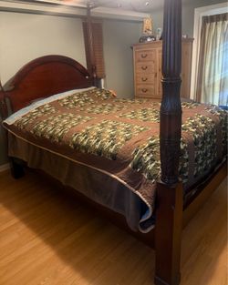 Queen canopy bed
