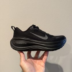 Women Nike Vomero Plus Size 6.5 (NEW)