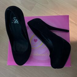 Black closed toe heels size 6.5W 