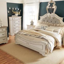 🛻 Free Delivery &Realyn Chipped White Panel Bedroom Set (Bed, Dresser, Nightstand and Mirror) 