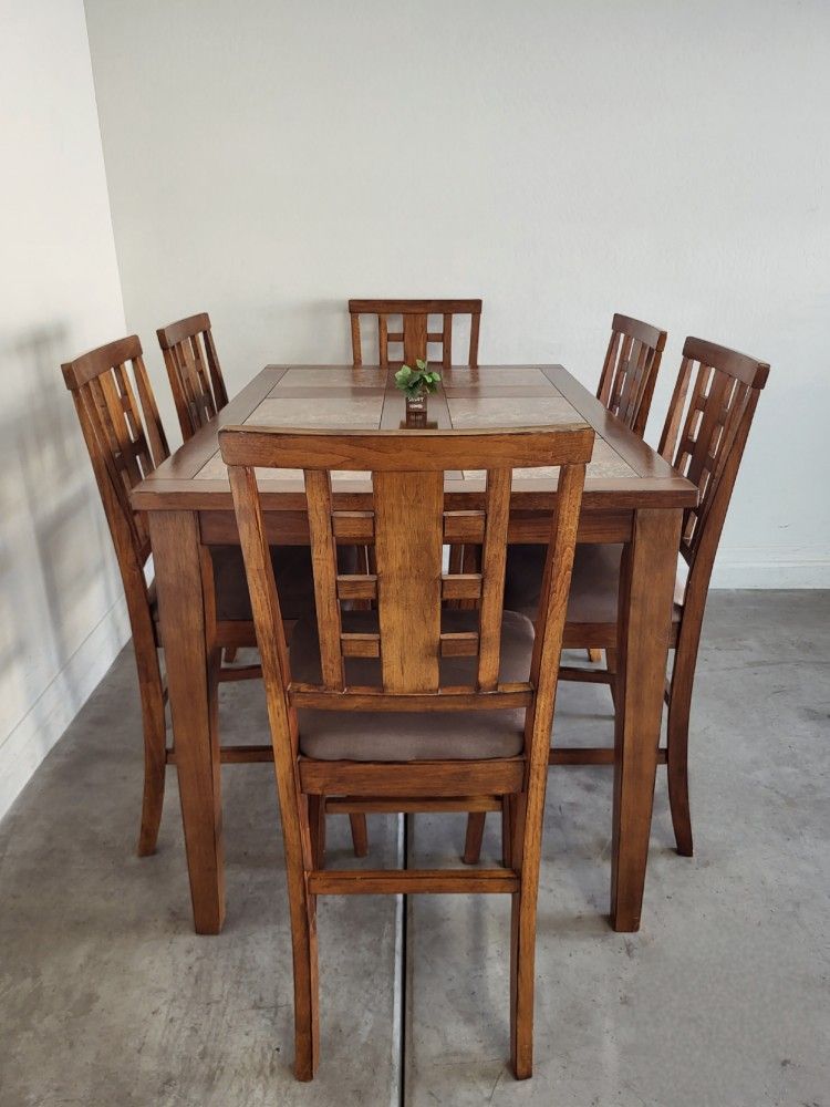 Table & 6 Chairs+ Leaf (Excellent Condition)