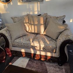 Traditional Style Loveseat All Made In USA 🇺🇸 