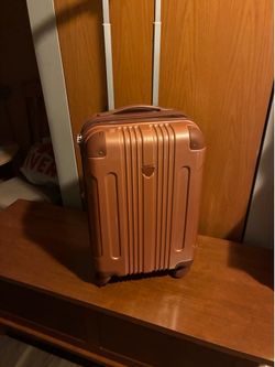 Hard side carryon suitcase