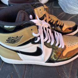 Jordan 1 High Gold Toe (861428-007)