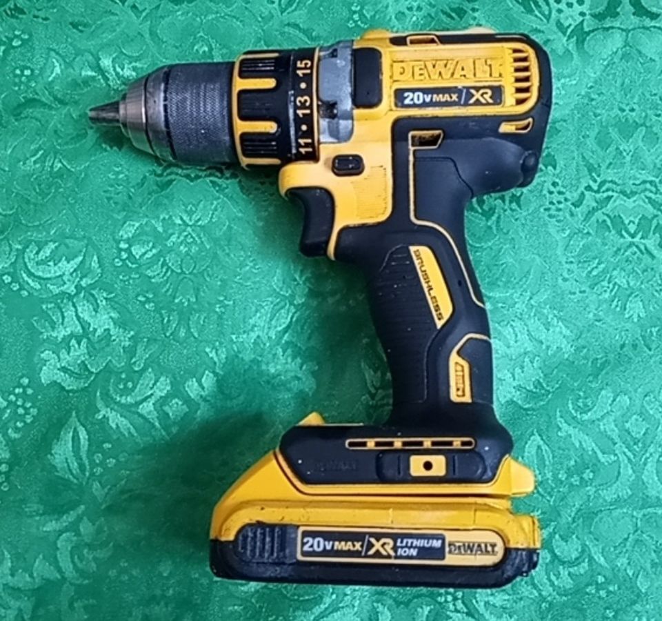 Dewalt Drill XR 20v Max Comes With Battery 2.0Ah