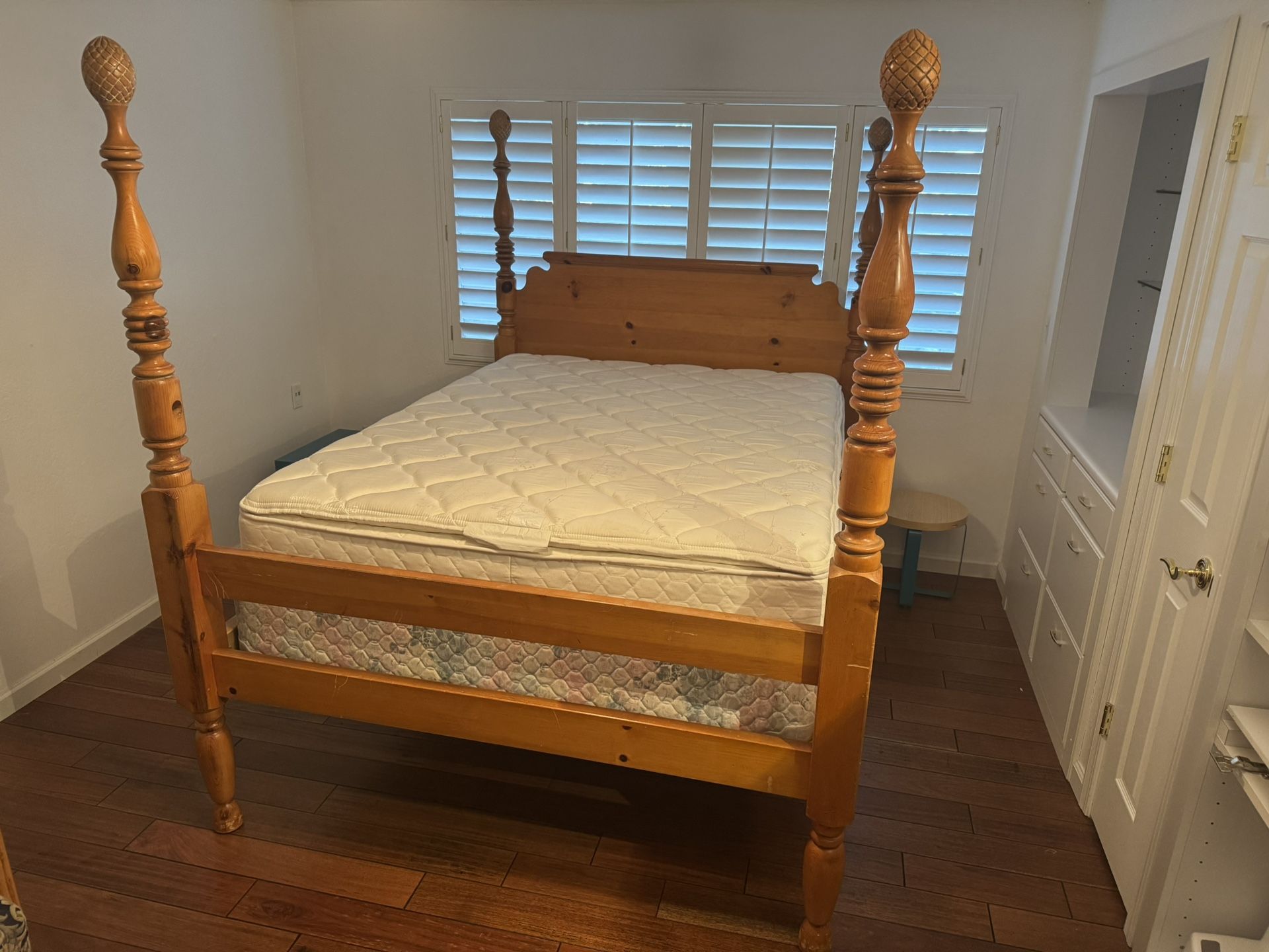 Four Post Queen Size Bedframe (Mattress Not Included)