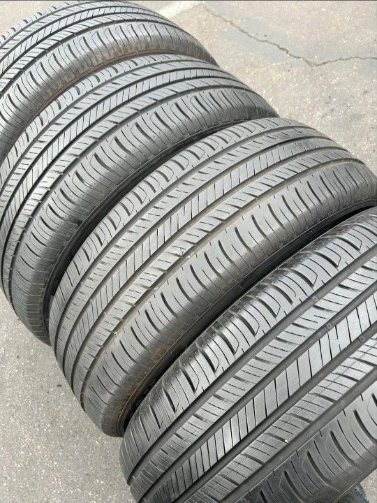 215 55 17 Tires Con 80% De Vida Las 4 De La Marca Kumho