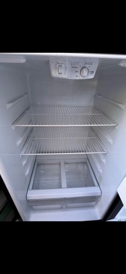 Black Hotpoint refrigerator 15.6-cu ft Standard-Depth 28-in