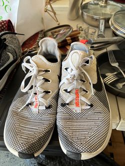 Tennis shoes