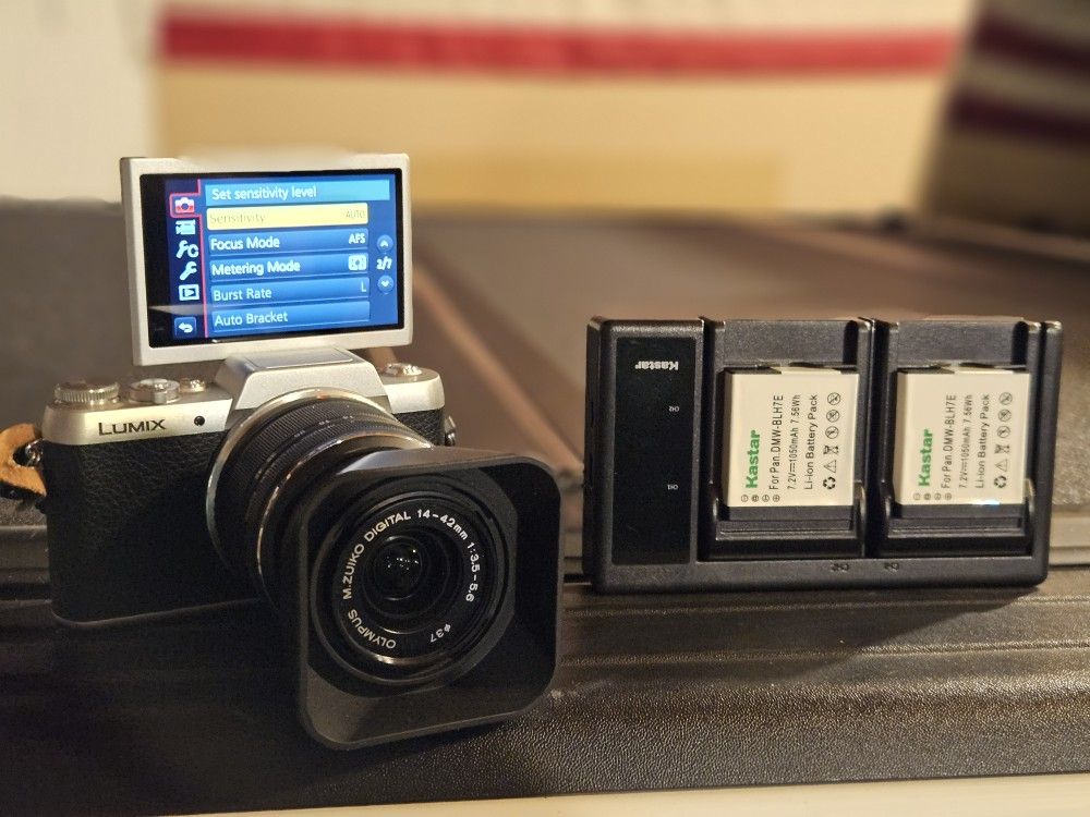 Panasonic DMC-GF7 LUMIX Camera Body with olympus 14-42 lens12-32mm Lens. Mint like new