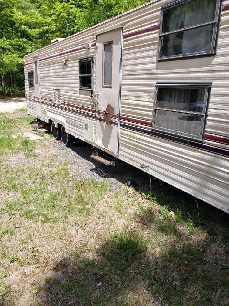 Free Camper 34ft Needs  Some Work 