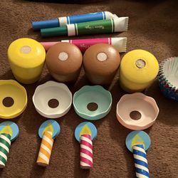 Melissa & Doug Bake & Decorate Wooden Cupcake Kit (Pretend Play) Preschool Learning Toys for Girls & Boys