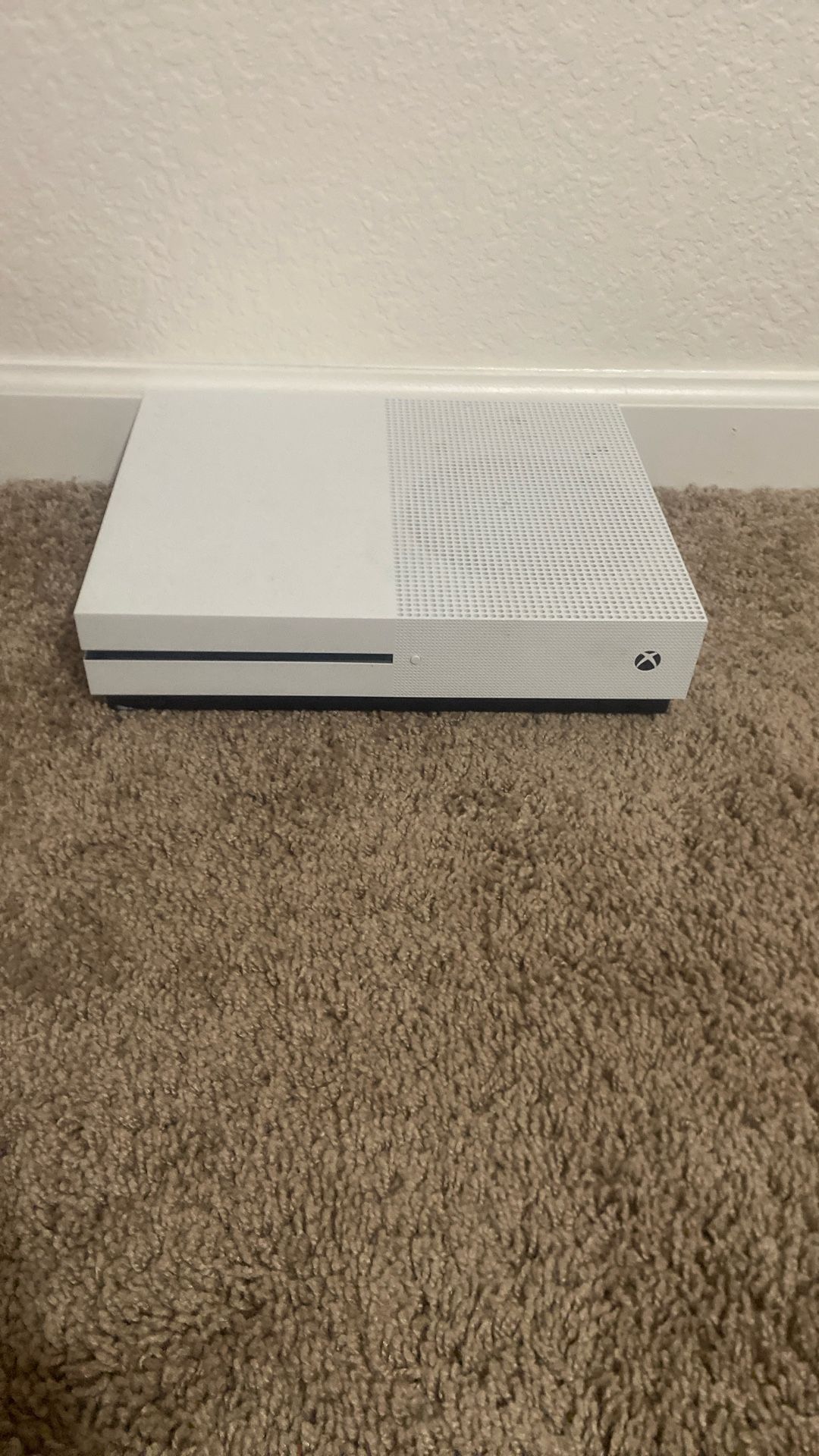 Xbox one s (cords included)