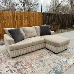 🚚 FREE DELIVERY ! Beautiful Beige Sectional Couch w/ Chaise