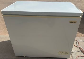 White 6.9 cu. Magic Chef Chest Freezer, Like New
