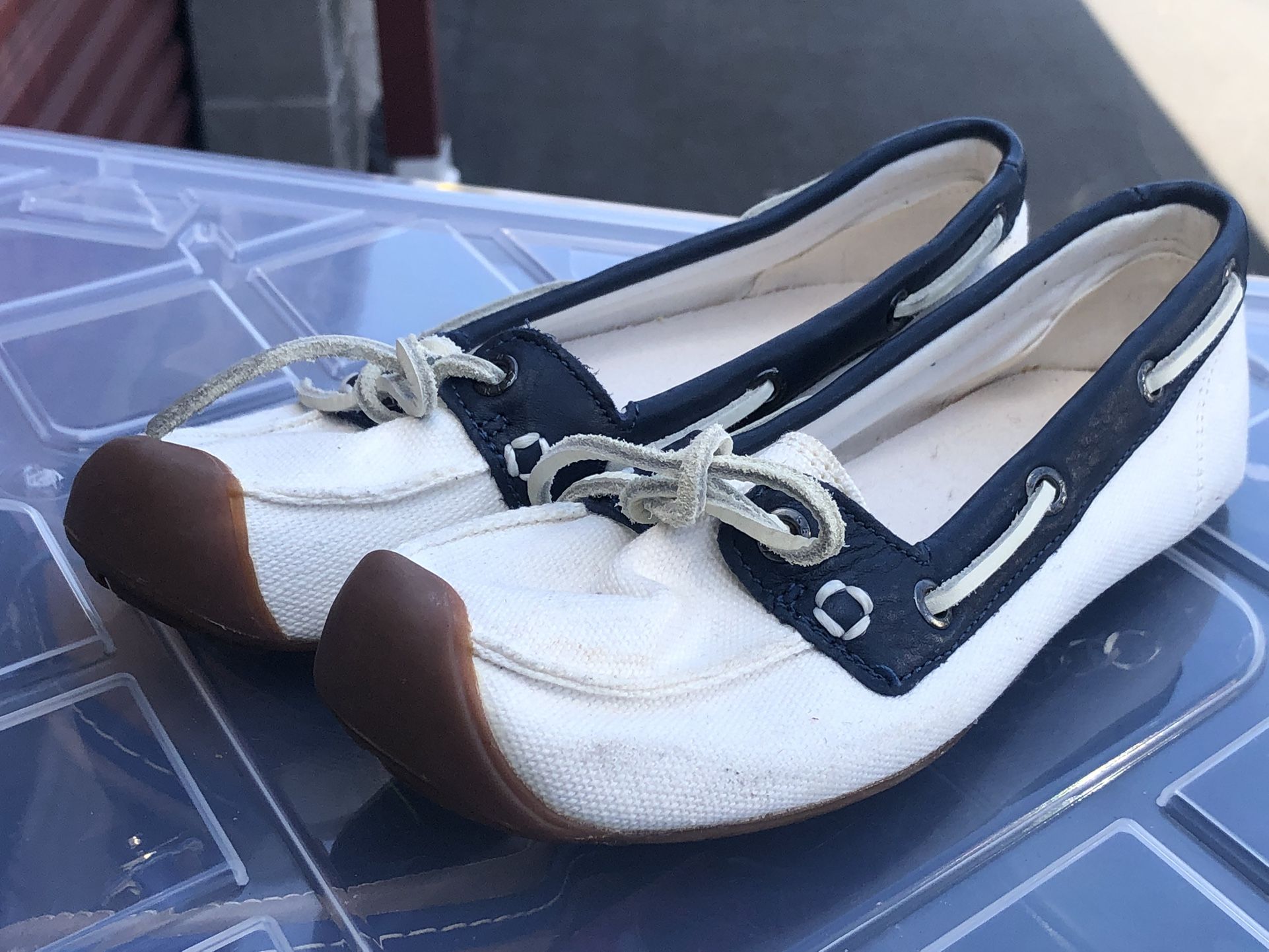 Keen 100% Vulcanized Footwear Women’s White Blue Canvas Slip-Ons Womens sz 7.5