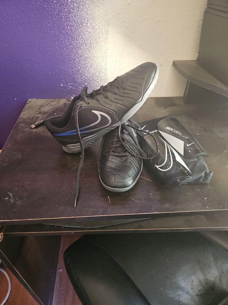 Men's Indoor Nike Shoes And Shin Guards Size 10