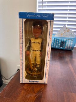 Forever Collectibles Roberto Clemente Bobblehead