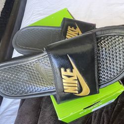 NIKE SLIDES