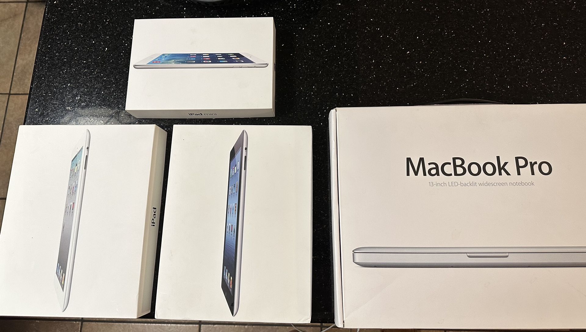 Apple iPad, MacBook (BOXES ONLY)