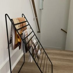 An office magazine rack, magazine holder, brochure display stand, book and magazine display stand