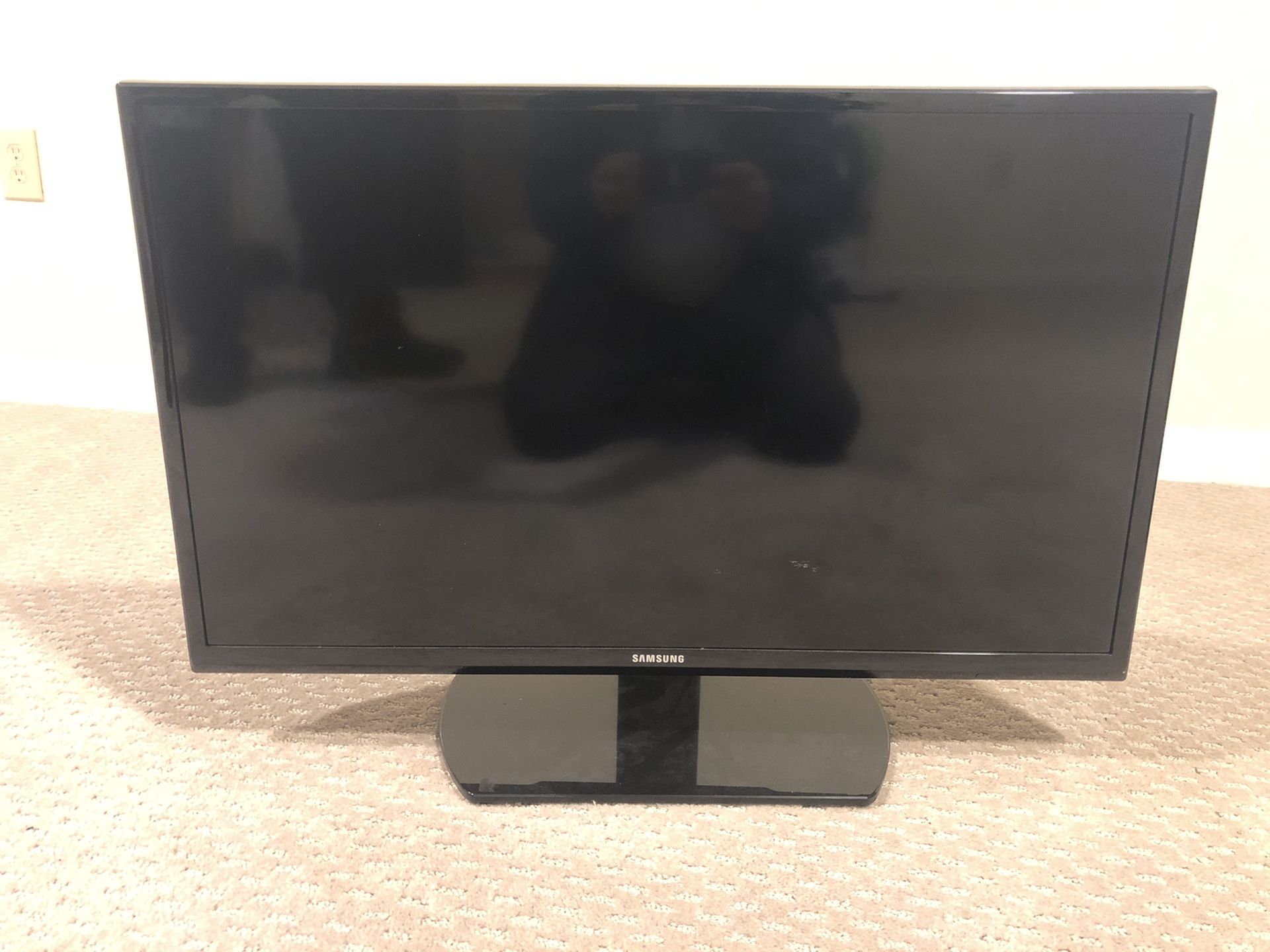 Samsung 32 inc TV 720p with stand