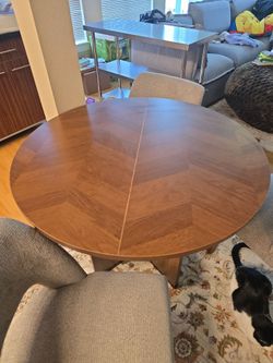 Round dining table
