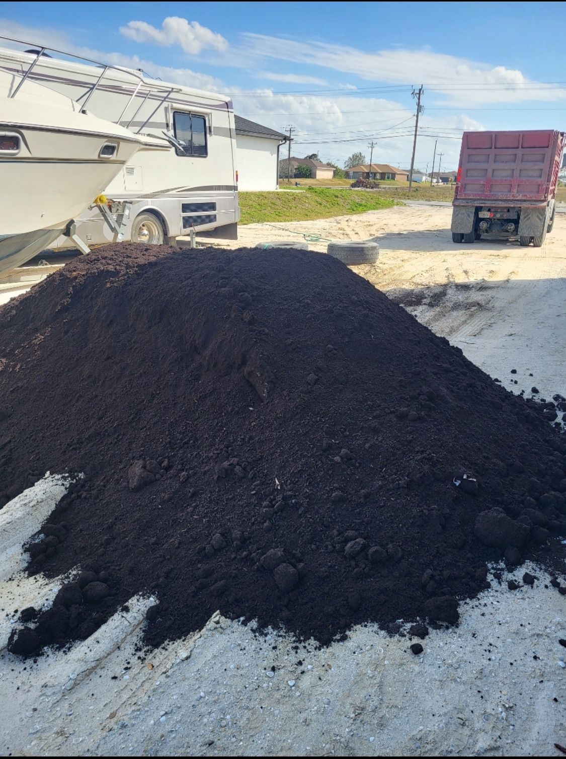 Se lleva relleno para lotes y otros materiales … se limpia lotes ..en cape coral ,,lehgegh,Fortmyer y punta gorda… son 4 camiones se trabaja rápido y