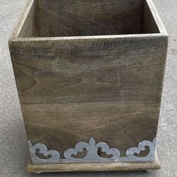 Wastebasket / GG Collection Wood and Metal 8.5-Inch Square Heritage Collection Footed Wastebasket
