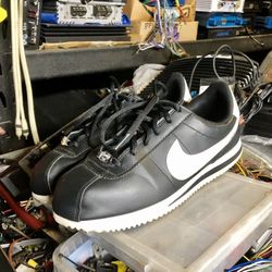 NIKE CORTEZ SIZE 7Y