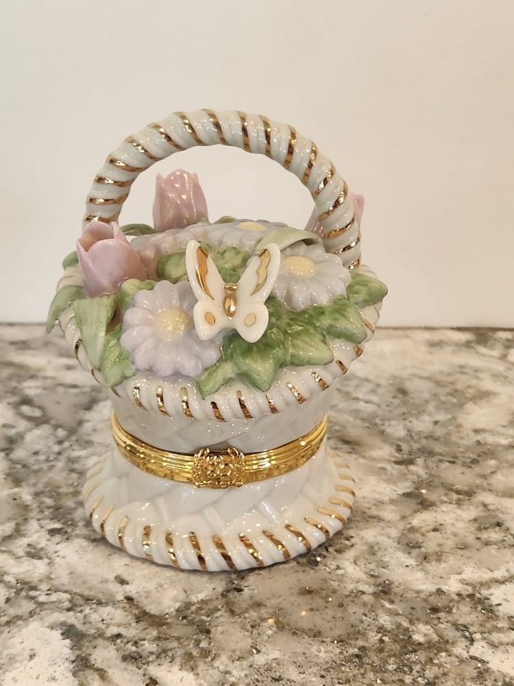 Lenox Basket Of Blossoms, 24 k Gold Trim, New In Box

Brand new, beautiful Lenox piece 

Approx 4" tall