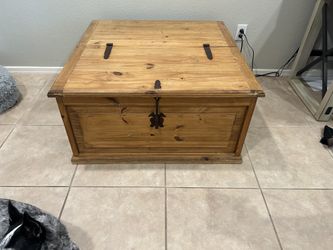 Beautiful western style coffee table with storage