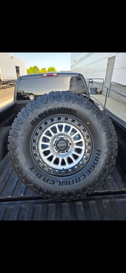 17" KMC w/ 35" RT tires