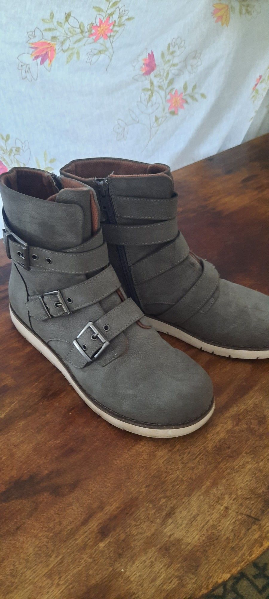 BOC Boots Gray Size 9