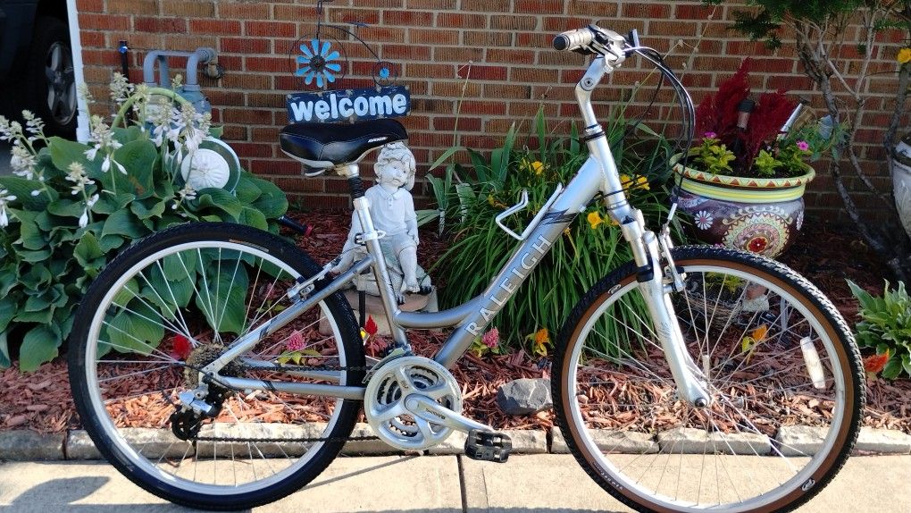 Super Nice 26" Raleigh Venture 4.0 Step Through Hybrid Bike 24 Speed Trigger Shifter Front Fork Suspension Seat Shox Needs Nothing Ready To Ride Sm/Me